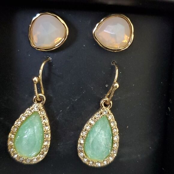 *Sale* Avon gold tone earring set - Picture 10 of 10